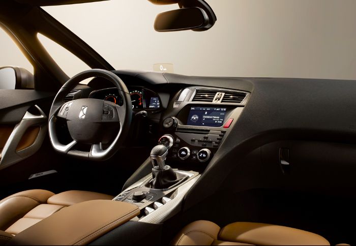 Στο εσωτερικό, η σχεδίαση είναι εξίσου εντυπωσιακή με το αμάξωμα, ενώ πολύ καλή είναι και η ποιότητα.